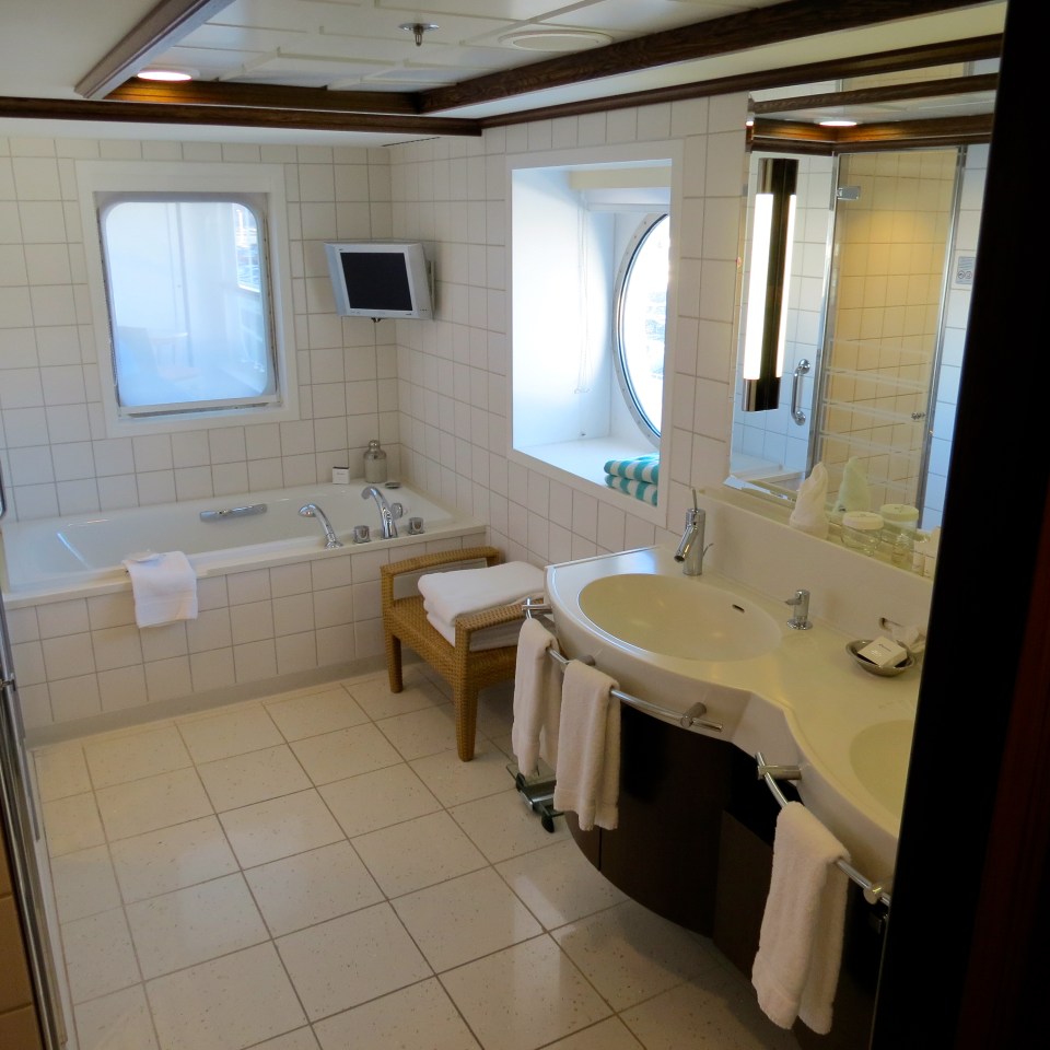 The bathroom in the Pink Diamond Suite on the Norwegian Jewel.