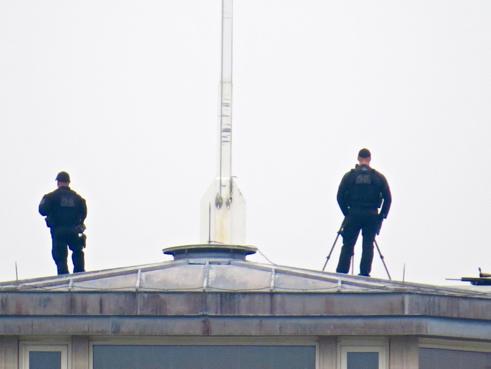Security on top of the roof of the White House/
