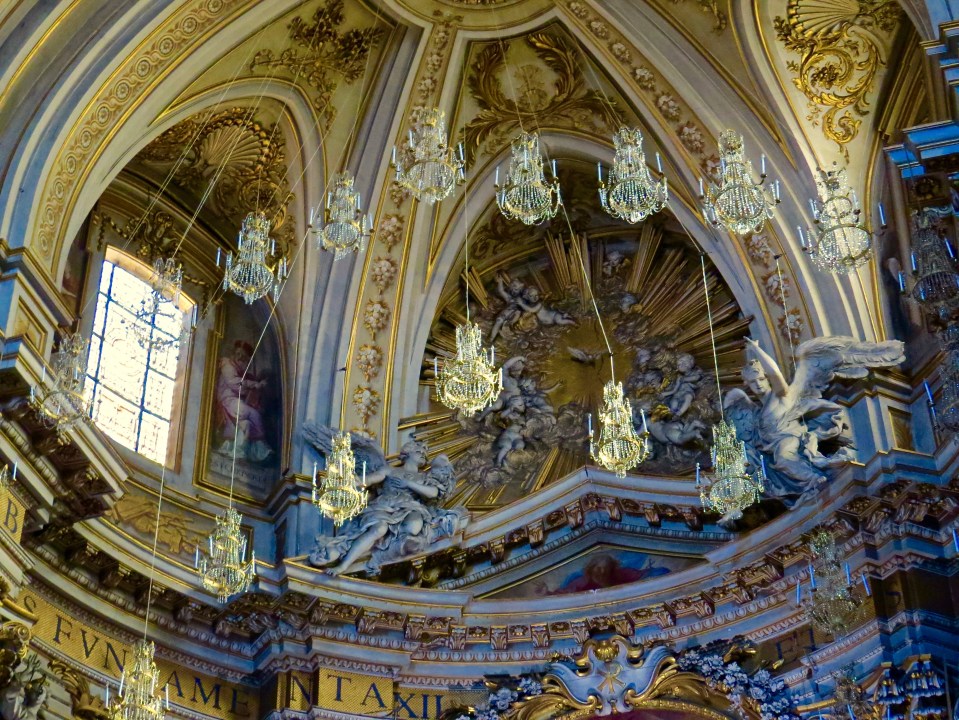 I loved the chandeliers above the altar dome.
