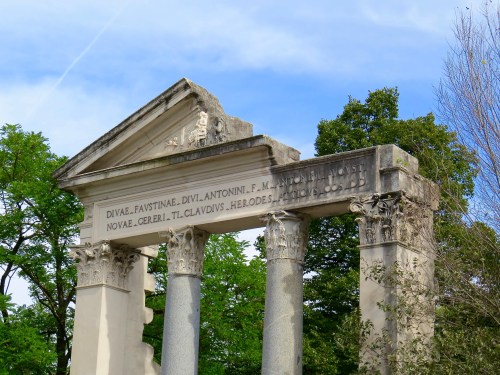 The Tempio di Annia Faustina e Cerere.