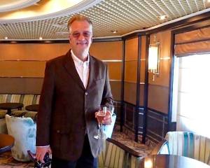 I'm waiting for the autograph session with the stars. (Photo by Mary T.)